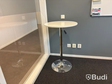 Ståbord, manuellt höj-och sänkbart