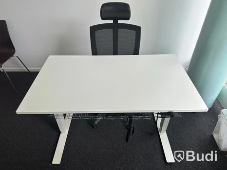Höj- och sänkbart skrivbord inkl. kontorsstol
