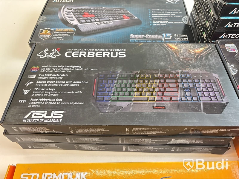Parti med diverse gaming-tangentbord