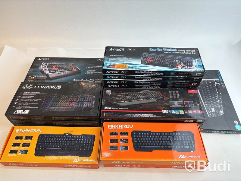 Parti med diverse gaming-tangentbord