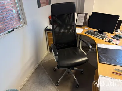 Kontorsmöbler, skärmar m.m.