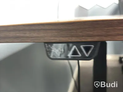 Elektriskt höj och sänkbart skrivbord inkl. kontorsstol