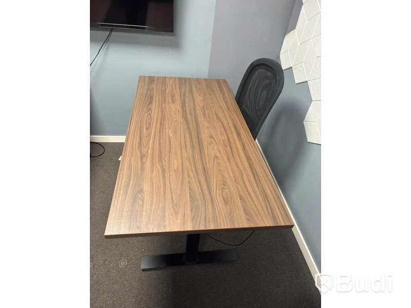 Elektriskt höj och sänkbart skrivbord inkl. kontorsstol