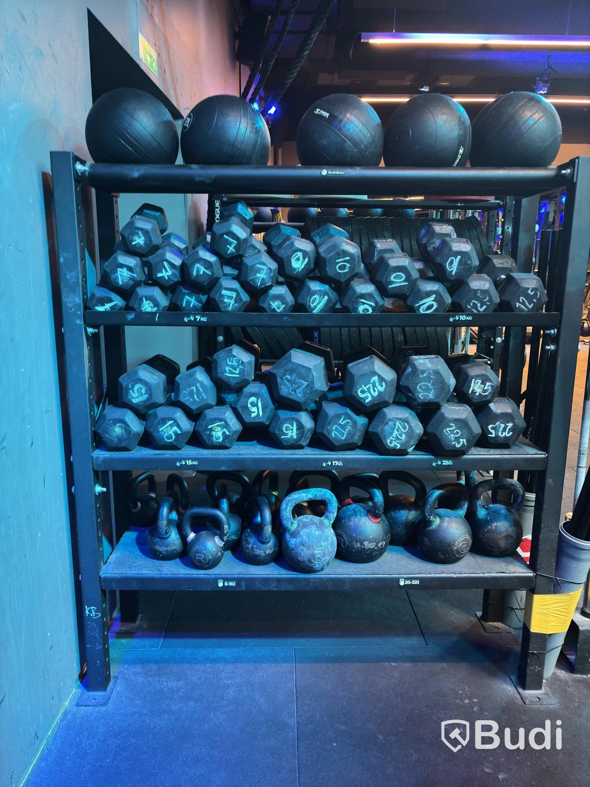 Weight rack including dumbbells and kettlebells