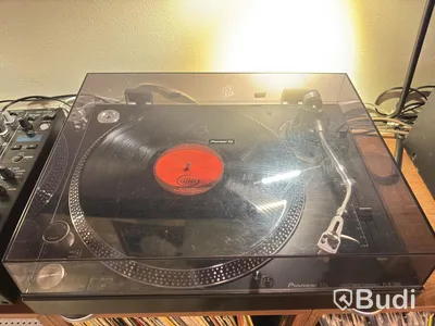 2 speakers incl. 2 turntables and a Pioneer mixer