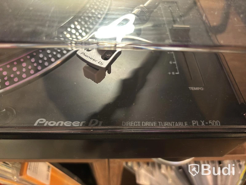 2 speakers incl. 2 turntables and a Pioneer mixer