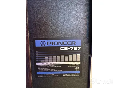 2 speakers incl. 2 turntables and a Pioneer mixer