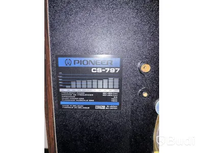 2 speakers incl. 2 turntables and a Pioneer mixer