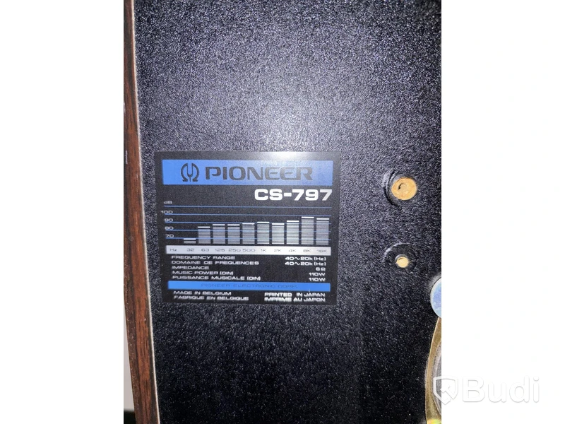 2 speakers incl. 2 turntables and a Pioneer mixer