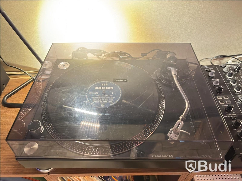 2 speakers incl. 2 turntables and a Pioneer mixer