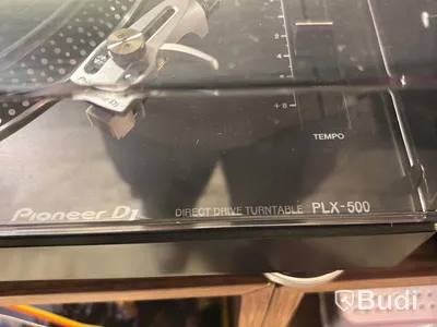 2 speakers incl. 2 turntables and a Pioneer mixer