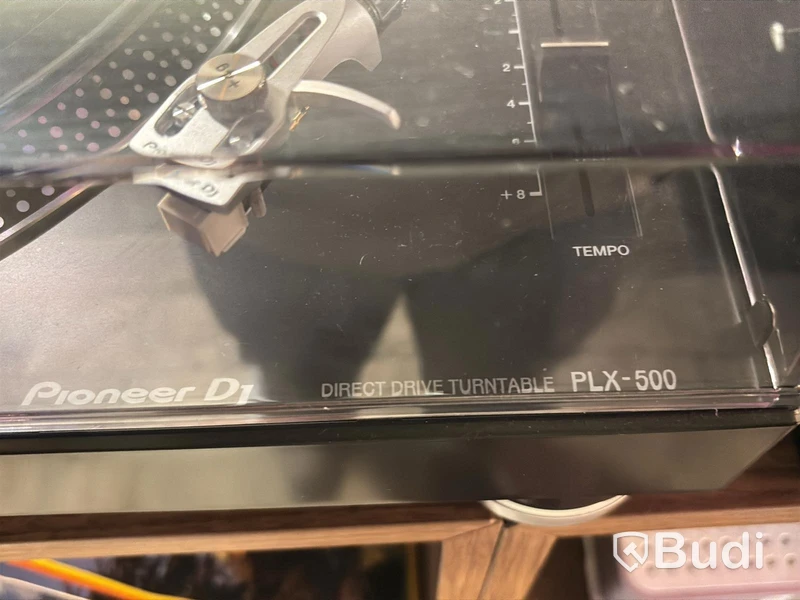 2 speakers incl. 2 turntables and a Pioneer mixer