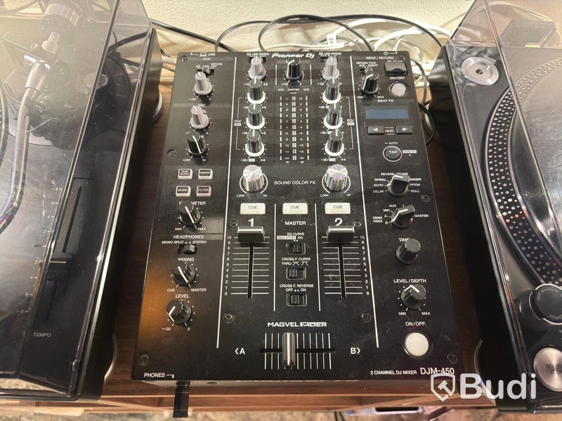 2 speakers incl. 2 turntables and a Pioneer mixer
