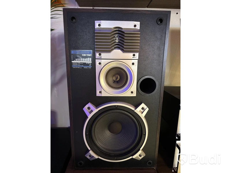 2 speakers incl. 2 turntables and a Pioneer mixer