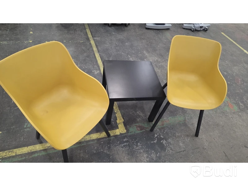 Gula plaststolar och svart kaffebord