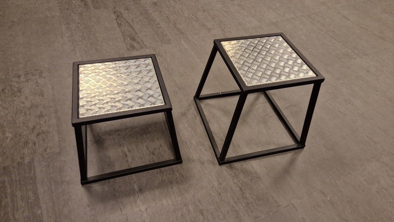 2 st plyoboxar i metall, 50 resp 60 cm