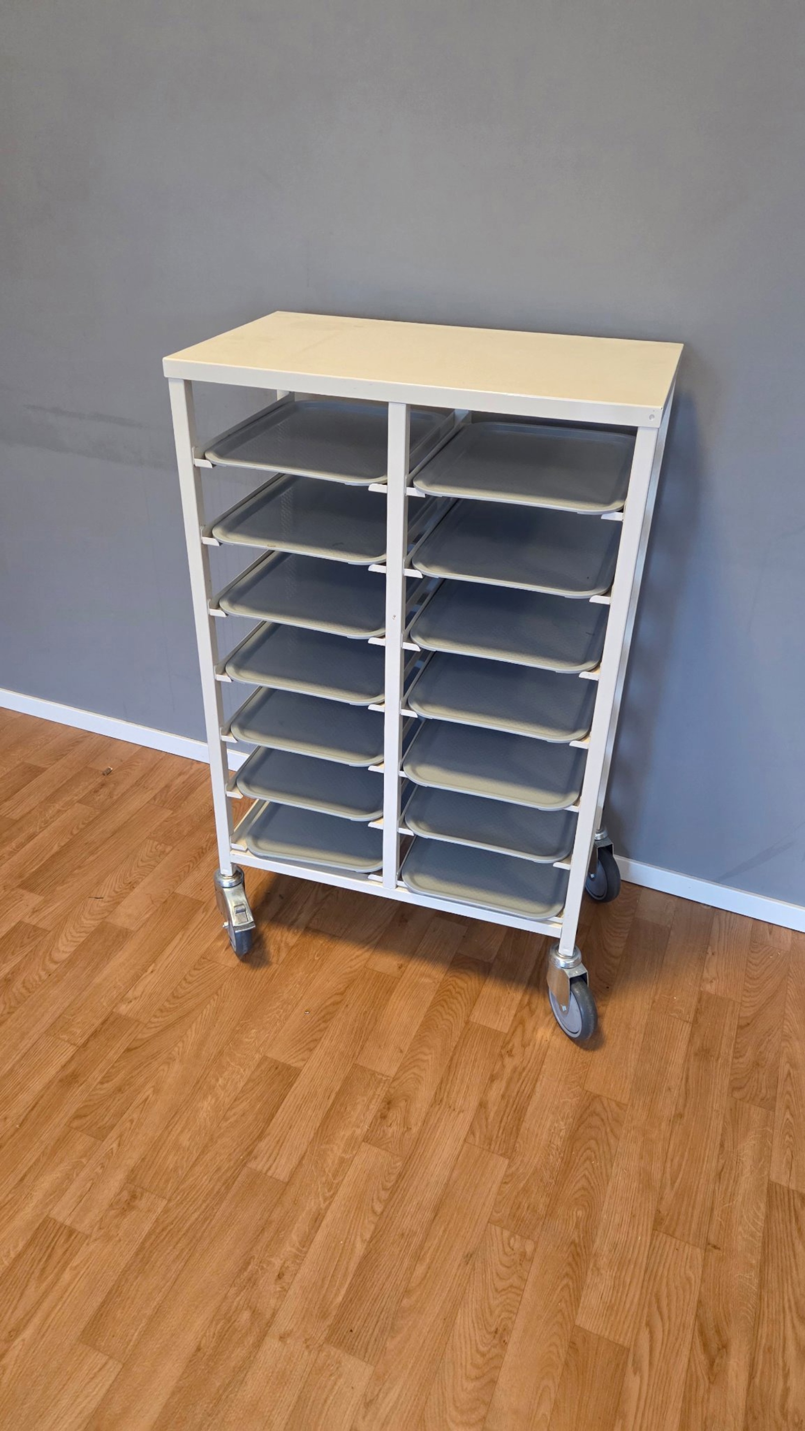 Brickvagn med plats för 14 brickor.