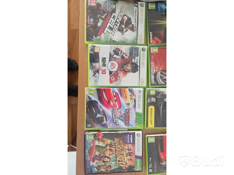 Xbox 360 med Kinect och två handkontroller