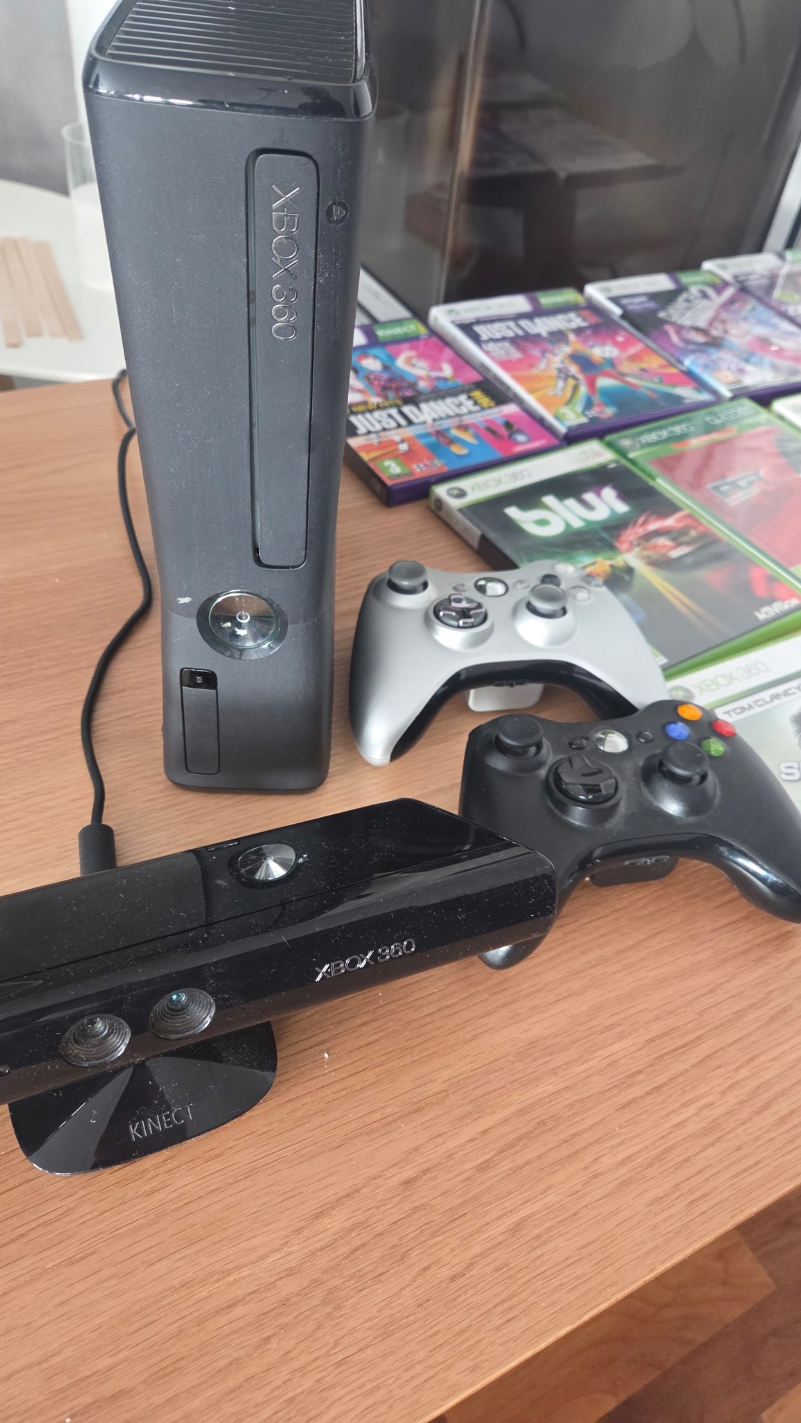 Xbox 360 med Kinect och två handkontroller