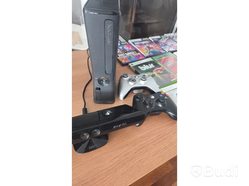 Xbox 360 med Kinect och två handkontroller