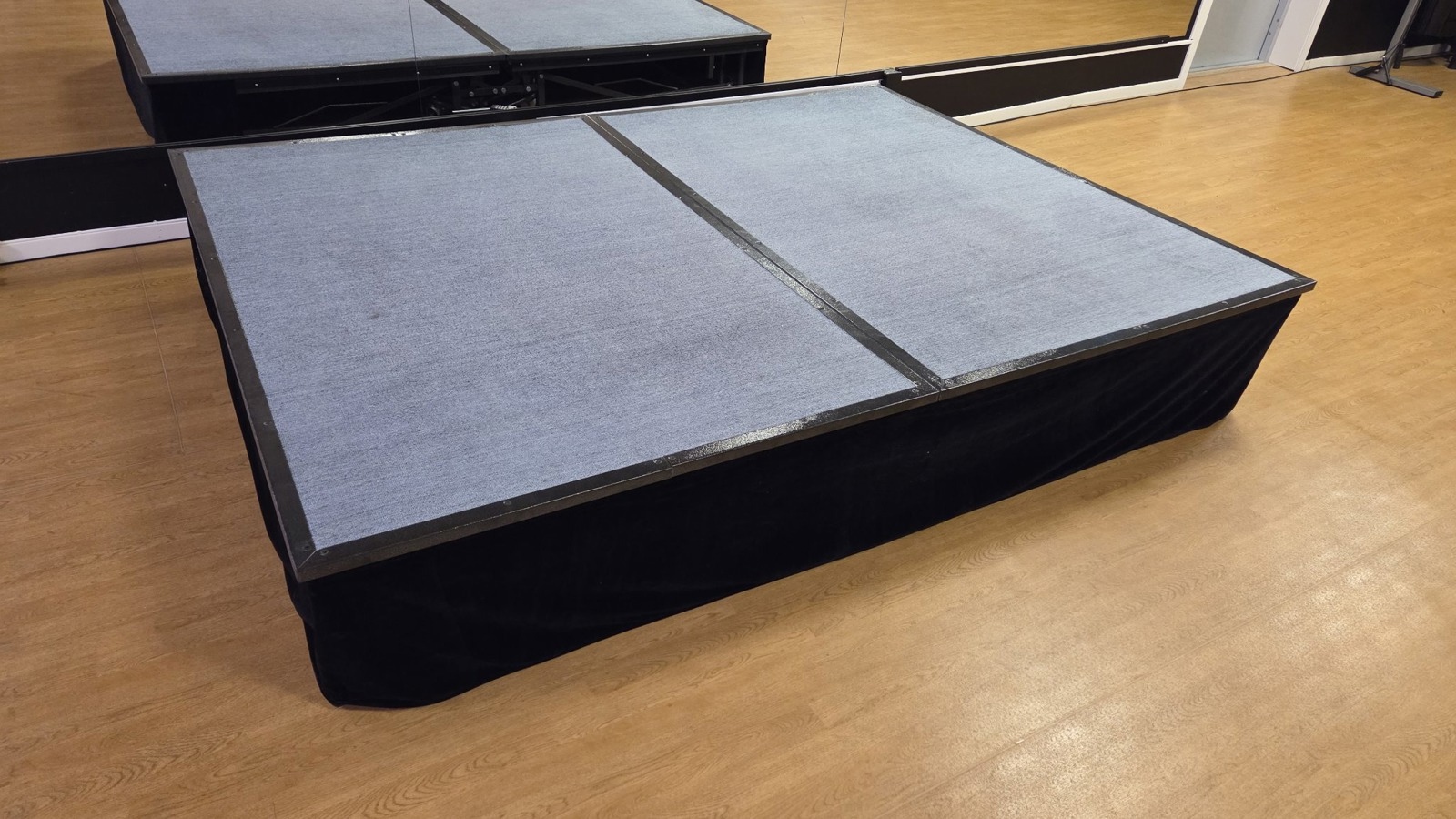 Fällbart scenpodie på hjul