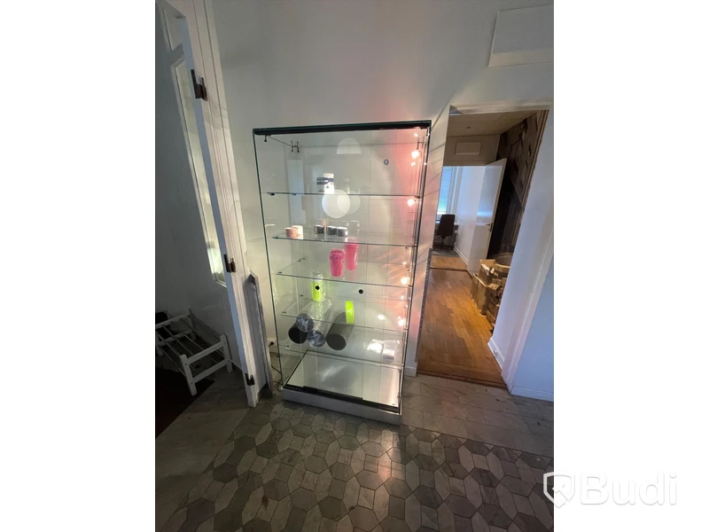 Glasskåp med inbyggd belysning