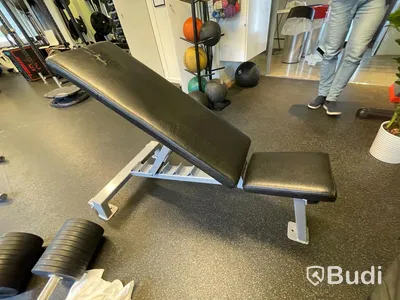 Träningsbänk med reglerbar rygg, OBS! Något nött vid huvudstödet