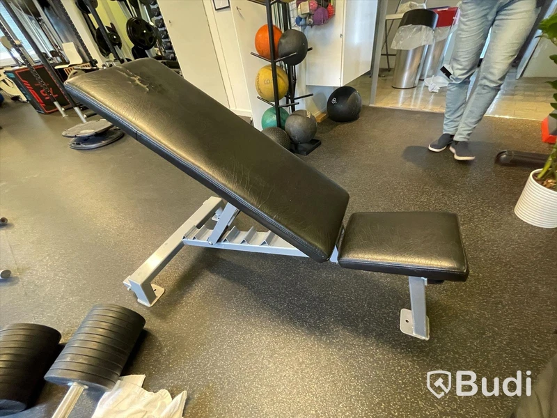 Träningsbänk med reglerbar rygg, OBS! Något nött vid huvudstödet