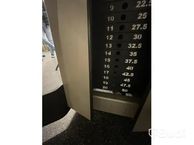 Dragmaskin med reglerbar höjd, viktmagasin upp till 50kg. Levererad av Eleiko