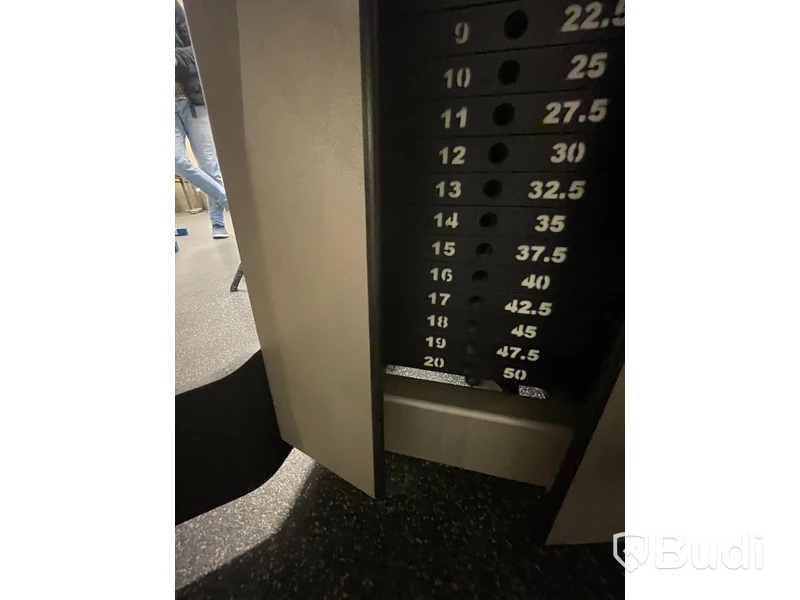 Dragmaskin med reglerbar höjd, viktmagasin upp till 50kg. Levererad av Eleiko