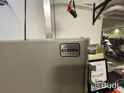 Dragmaskin med reglerbar höjd, viktmagasin upp till 50kg. Levererad av Eleiko