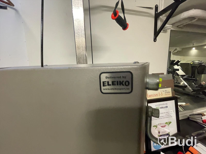 Dragmaskin med reglerbar höjd, viktmagasin upp till 50kg. Levererad av Eleiko