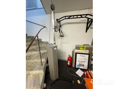 Dragmaskin med reglerbar höjd, viktmagasin upp till 50kg. Levererad av Eleiko