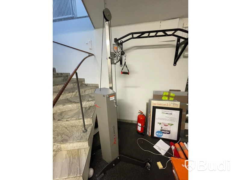 Dragmaskin med reglerbar höjd, viktmagasin upp till 50kg. Levererad av Eleiko
