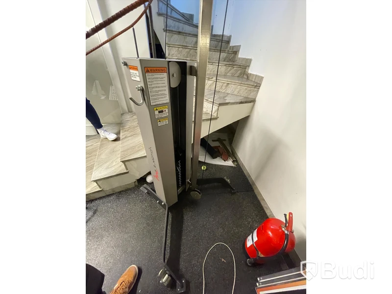 Dragmaskin med reglerbar höjd, viktmagasin upp till 50kg. Levererad av Eleiko