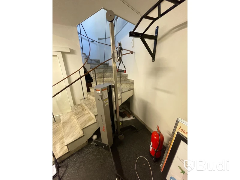 Dragmaskin med reglerbar höjd, viktmagasin upp till 50kg. Levererad av Eleiko