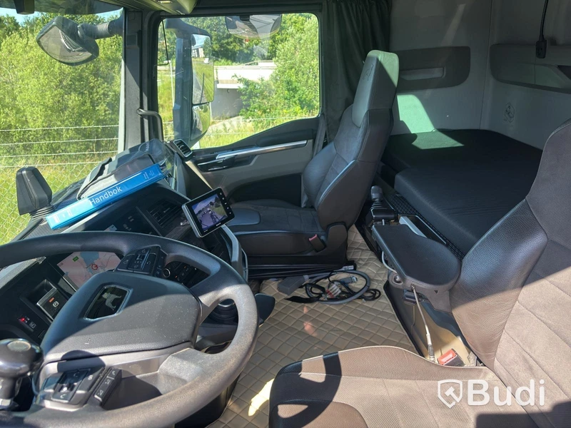 Tridem Hooklift Truck MAN TGX 35.520 8X4-4 BL CH -2023 | JOAB 24-tonne | Plough-equipped