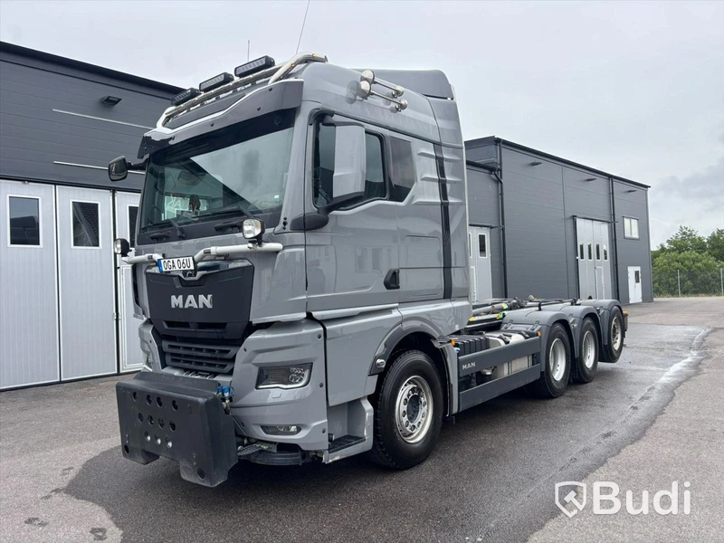 Tridem Hooklift Truck MAN TGX 35.520 8X4-4 BL CH -2023 | JOAB 24-tonne | Plough-equipped