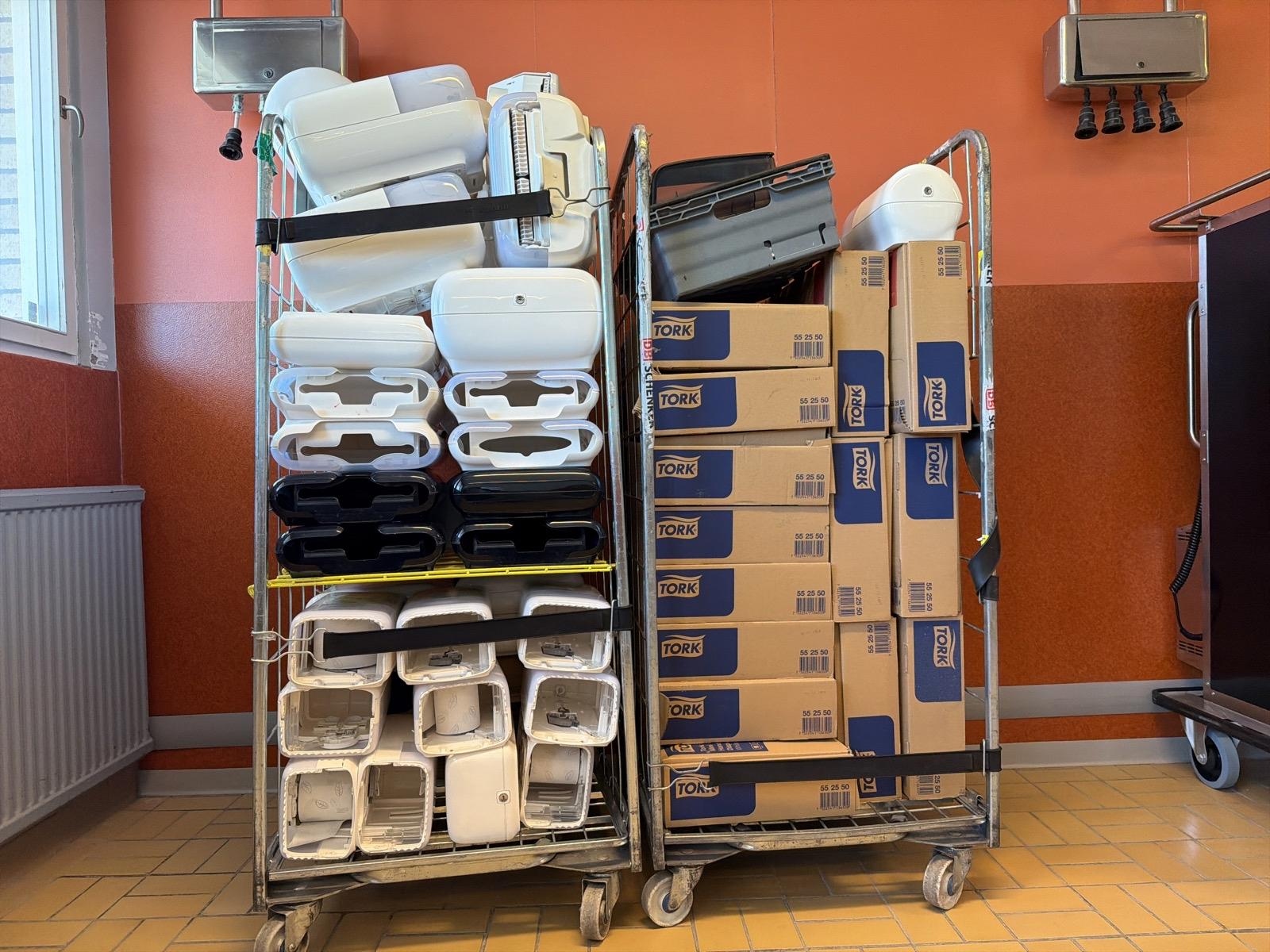 Pappershandduksdispensrar / toalettpappershållare – blandade modeller