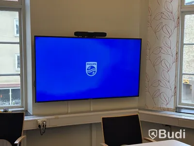 Konferensrum med 65-tums skärm m.m.