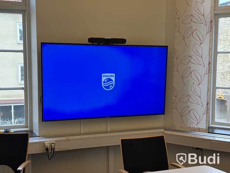 Konferensrum med 65-tums skärm m.m.