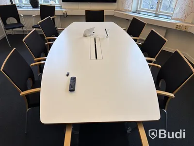 Konferensrum med 65-tums skärm m.m.