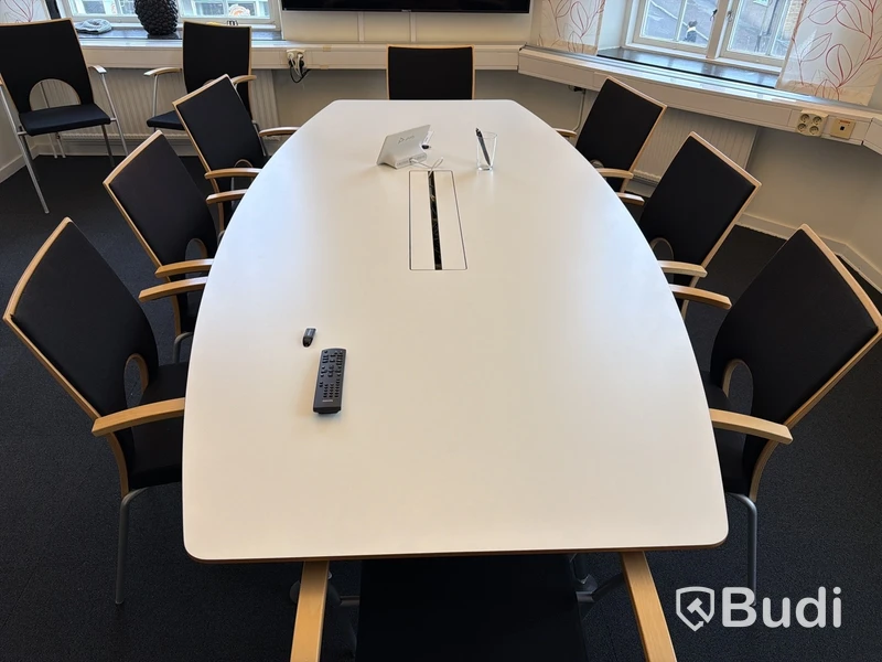 Konferensrum med 65-tums skärm m.m.