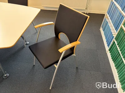 Konferensrum med 65-tums skärm m.m.