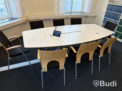 Konferensrum med 65-tums skärm m.m.