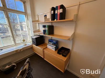 Kontor med skrivare & datorskärm m.m.