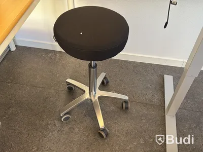 Kontor med skrivare & datorskärm m.m.