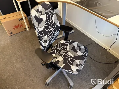 Kontor med skrivare & datorskärm m.m.