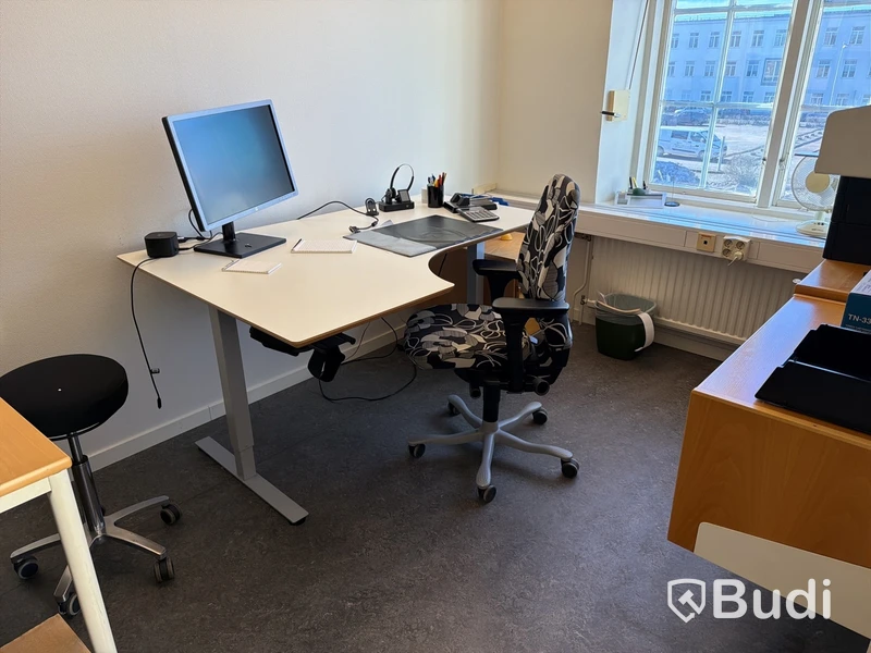 Kontor med skrivare & datorskärm m.m.