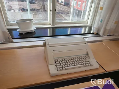 Kontorsmöbler, datorskärm m.m.